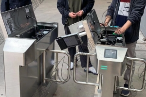 “電子哨兵”擺閘！刷臉即可顯示綠碼核酸等多項成果